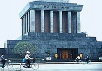 Travelers with Hanoi stop-over tour 